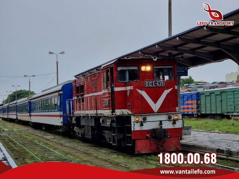 Tàu hỏa là phương tiện chuyên vận chuyển hàng hóa từ Bắc vào Nam, đường dài