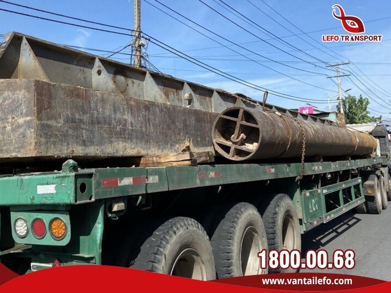 Chiều rộng và chiều dài của hàng hóa phải nằm gọn trong thùng chứa hàng, không được nhô ra ngoài gây cản trở giao thông