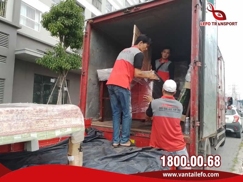 Nhân sự thực hiện dịch vụ vận chuyển hàng cồng kềnh liên tỉnh tại Vận Tải Lefo luôn được đào tạo bài bản, chuyên nghiệp