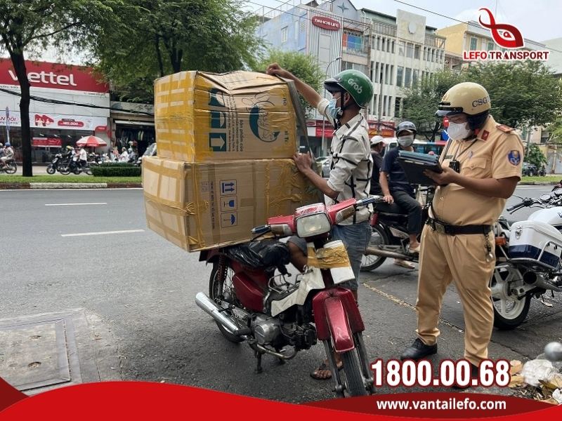 Xe máy chở hàng quá khổ bị xử phạt khi tham gia giao thông