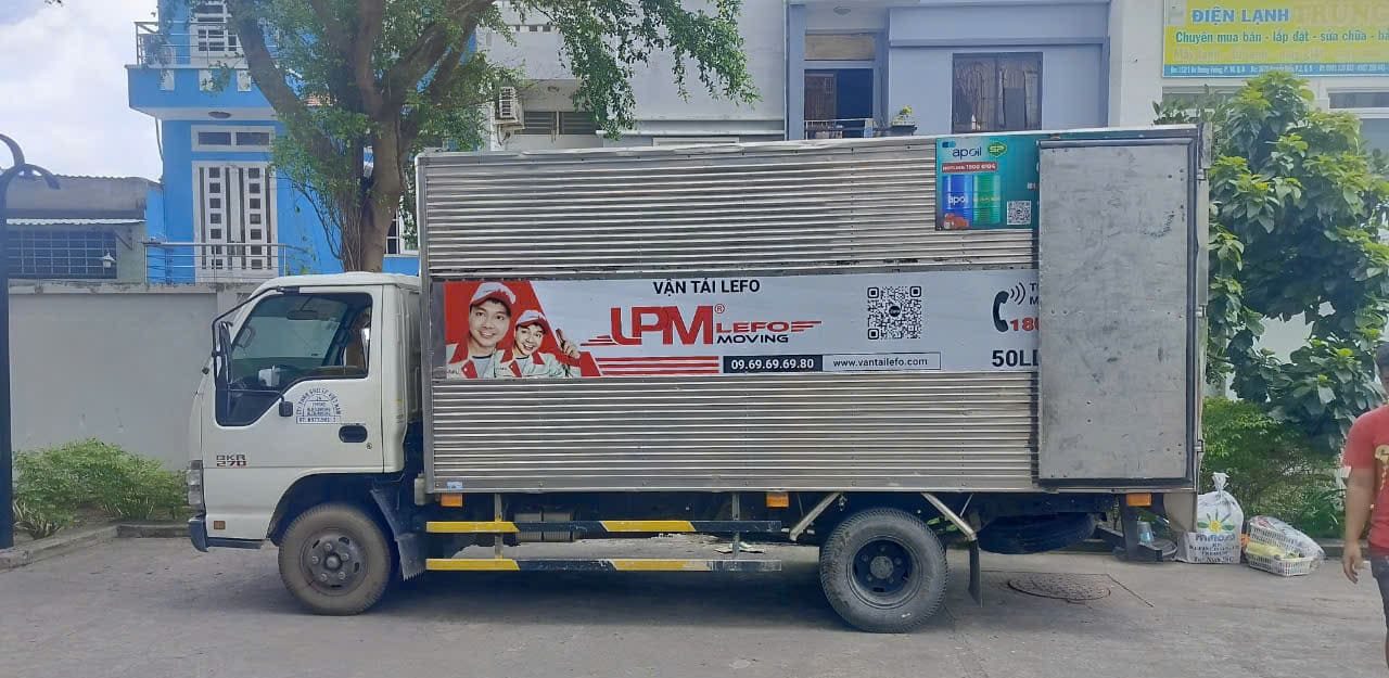Xe tải chở hàng thùng kín của Vận Tải Lefo đang giúp khách hàng thực hiện vận chuyển hàng hóa ở Long An