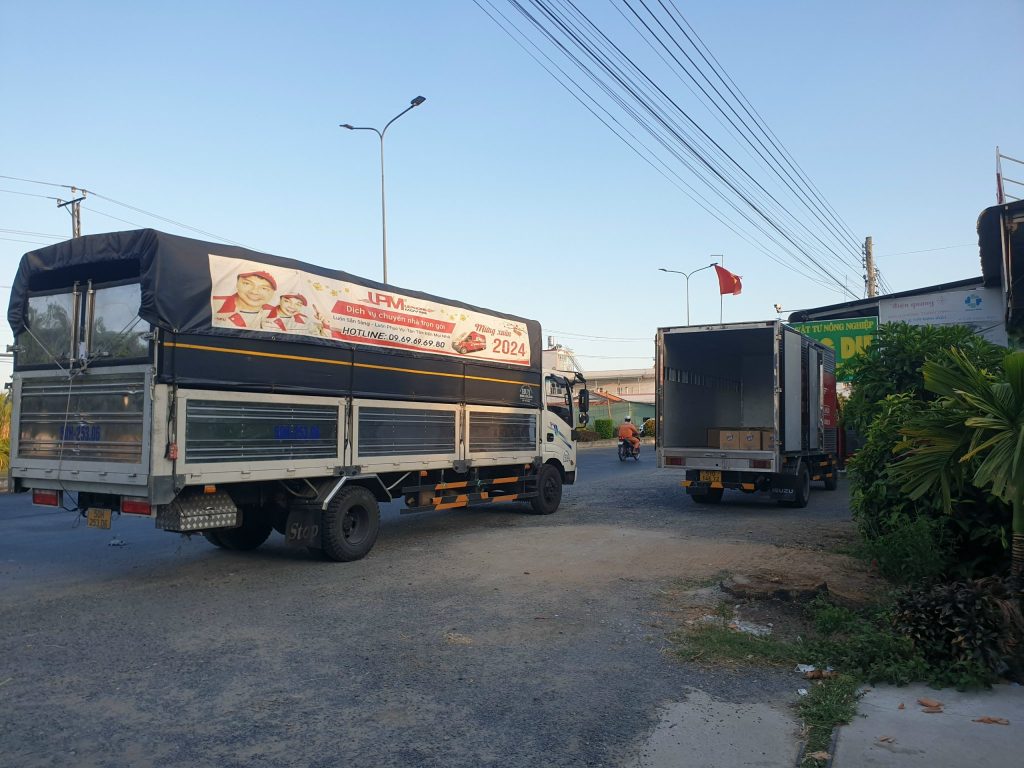 xe tải là phương tiện vận tải đường bộ chủ yếu tại Việt Nam hiện nay