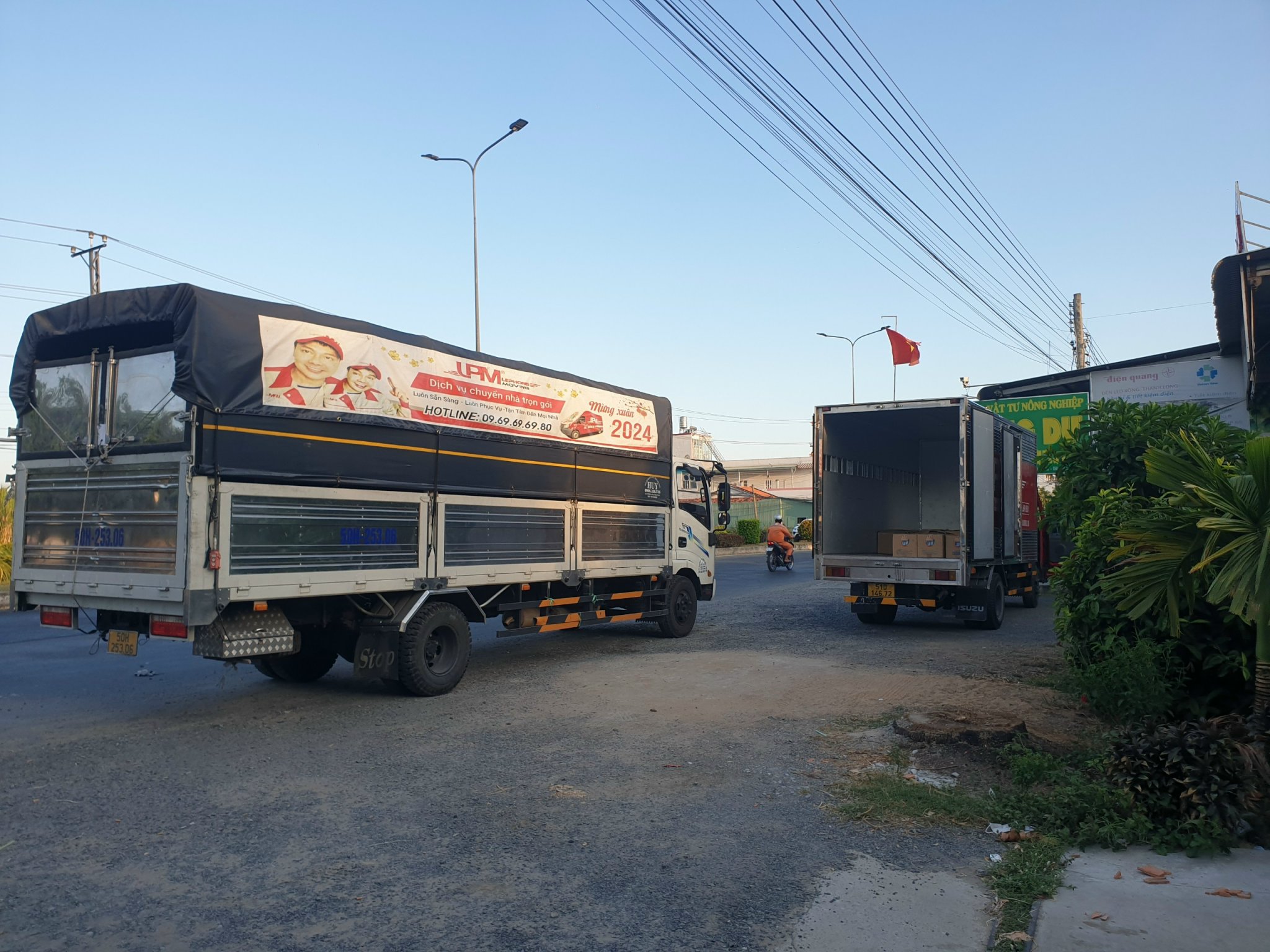 xe tải là phương tiện vận tải đường bộ chủ yếu tại Việt Nam hiện nay