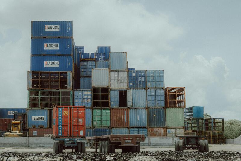 Logistics được hiểu là quá trình lập kế hoạch, quản lý, triển khai, điều phối các hoạt động vận chuyển, lưu trữ và quản lý hàng hóa, dịch vụ