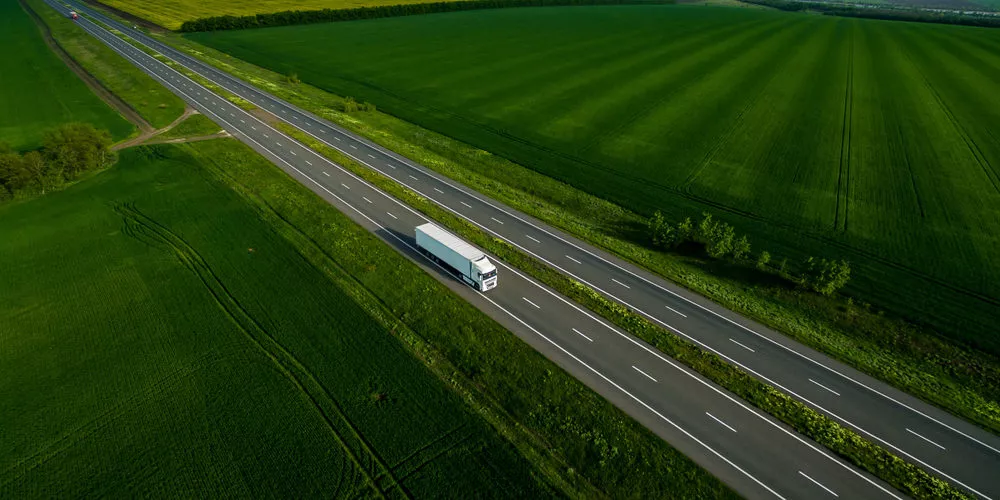 Vận tải xanh (Green Transportation) bao gồm việc sử dụng phương tiện và công nghệ có ít hoặc không phát thải khí nhà kính, gây ô nhiễm.