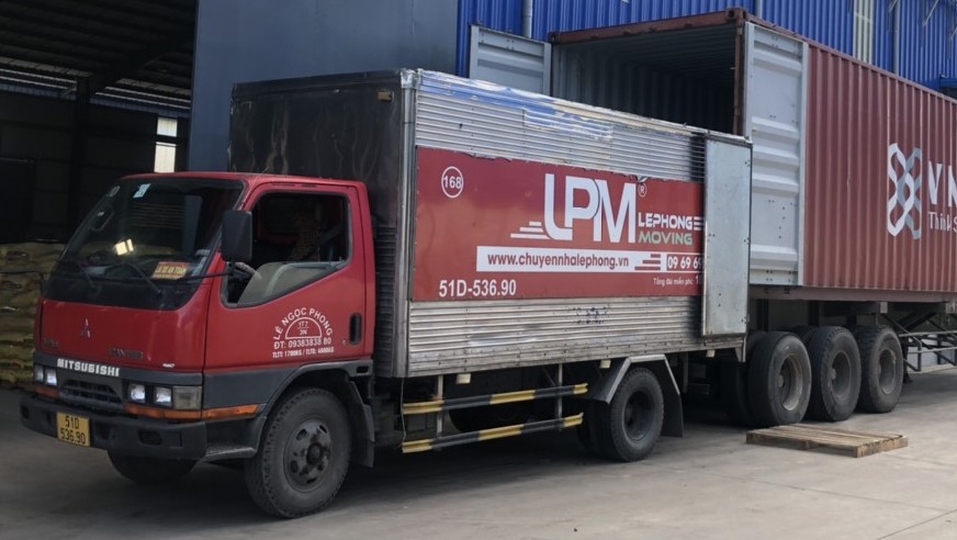 Xe tải chở hàng KCN Vĩnh Lộc của Vận Tải Lefo