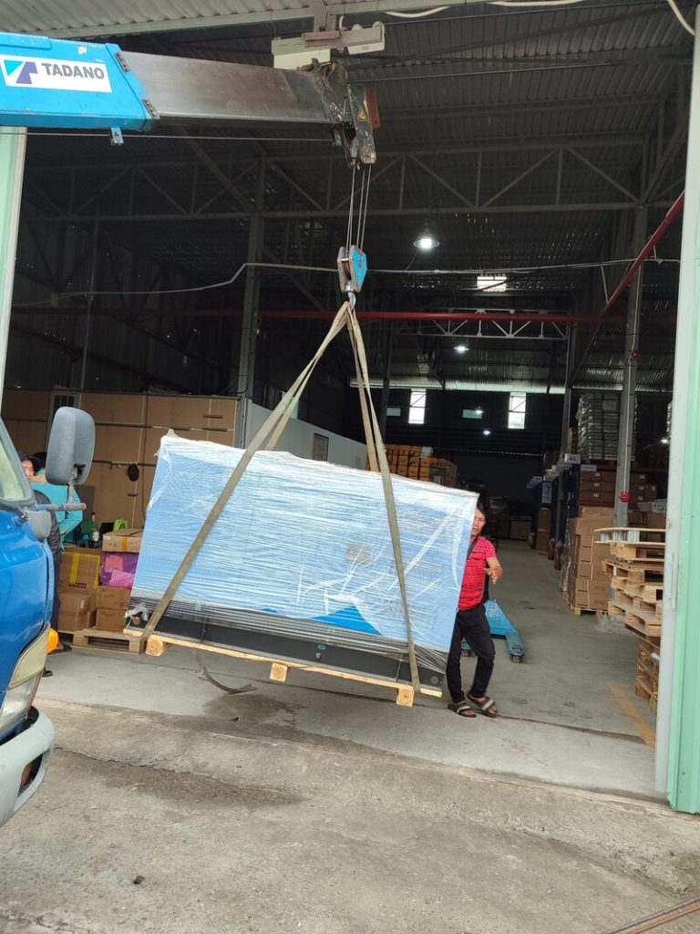 Thuê xe cẩu giúp doanh nghiệp tại Củ Chi di dời, nâng hạ hàng hóa nặng một cách dễ dàng