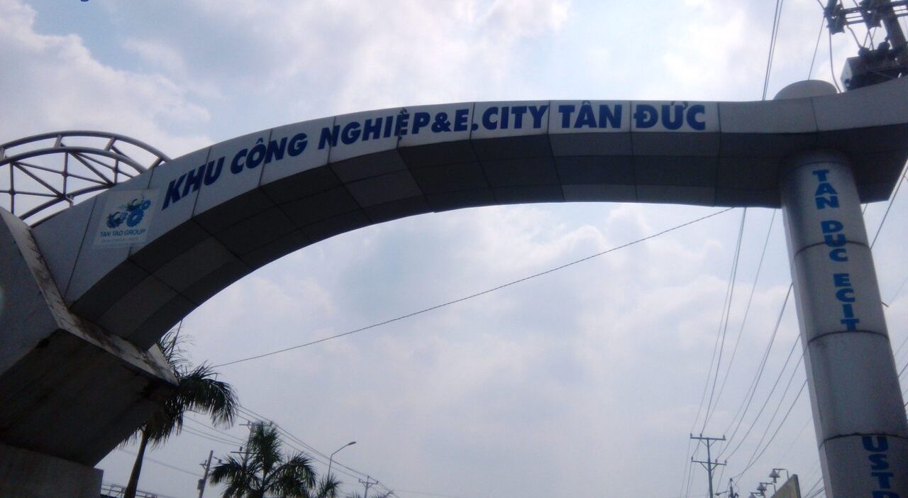 Doanh nghiệp tại KCN Tân Đức thường xuyên thuê xe tải để chở hàng từ Long An đến các tỉnh thành lân cận
