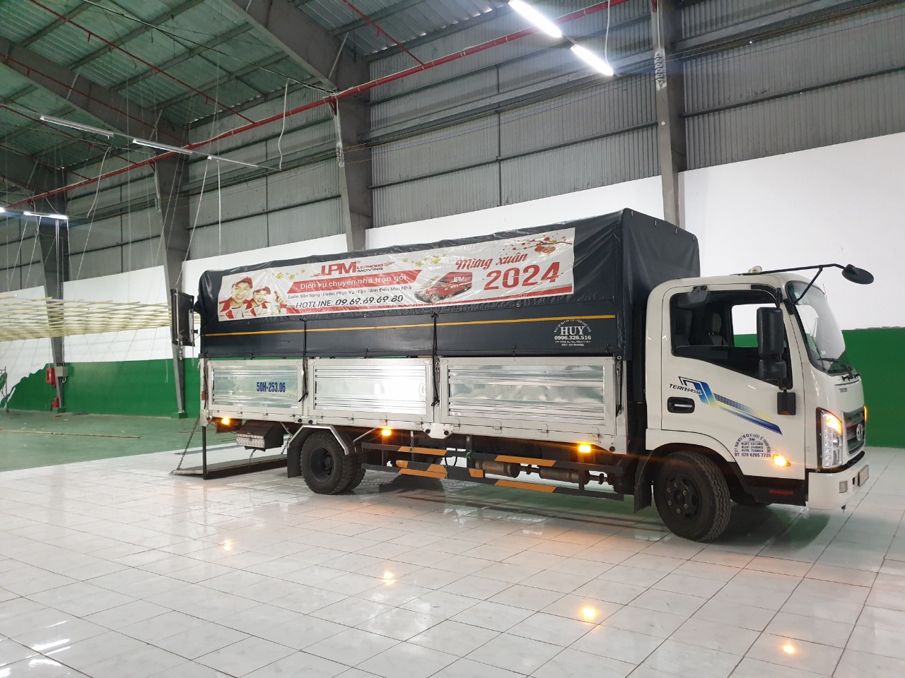 Xe tải thùng kín có bửng nâng của Vận Tải Lefo