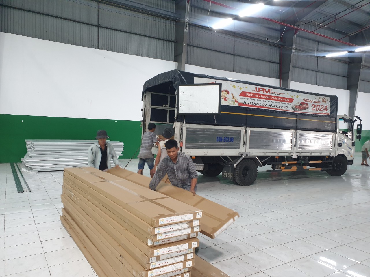 Xe tải của Vận Tải Lefo thực hiện vận chuyển hàng hóa trong kho xưởng