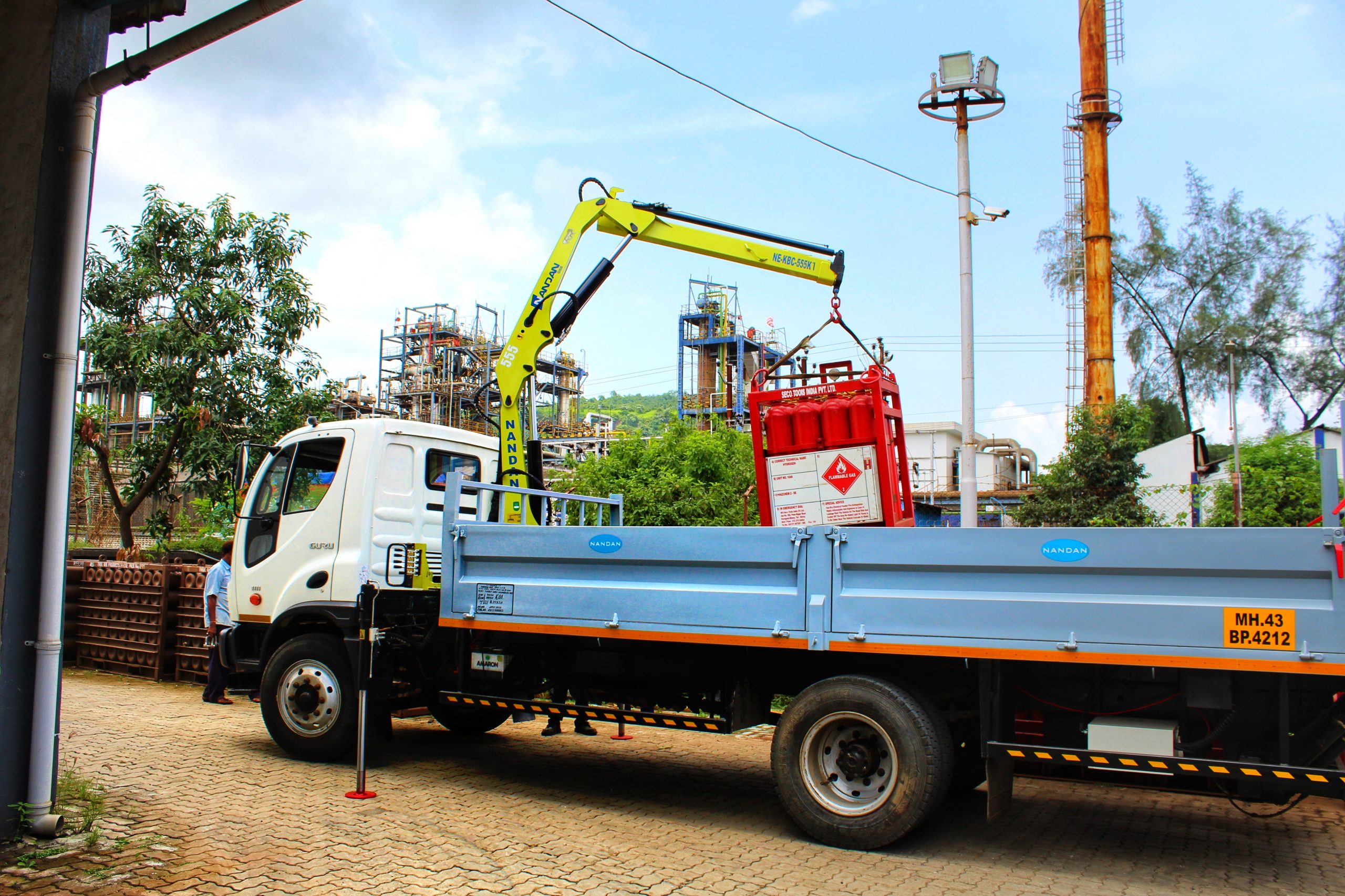 Xe tải gắn cẩu thường được thuê để nâng hạ công trình xây dựng