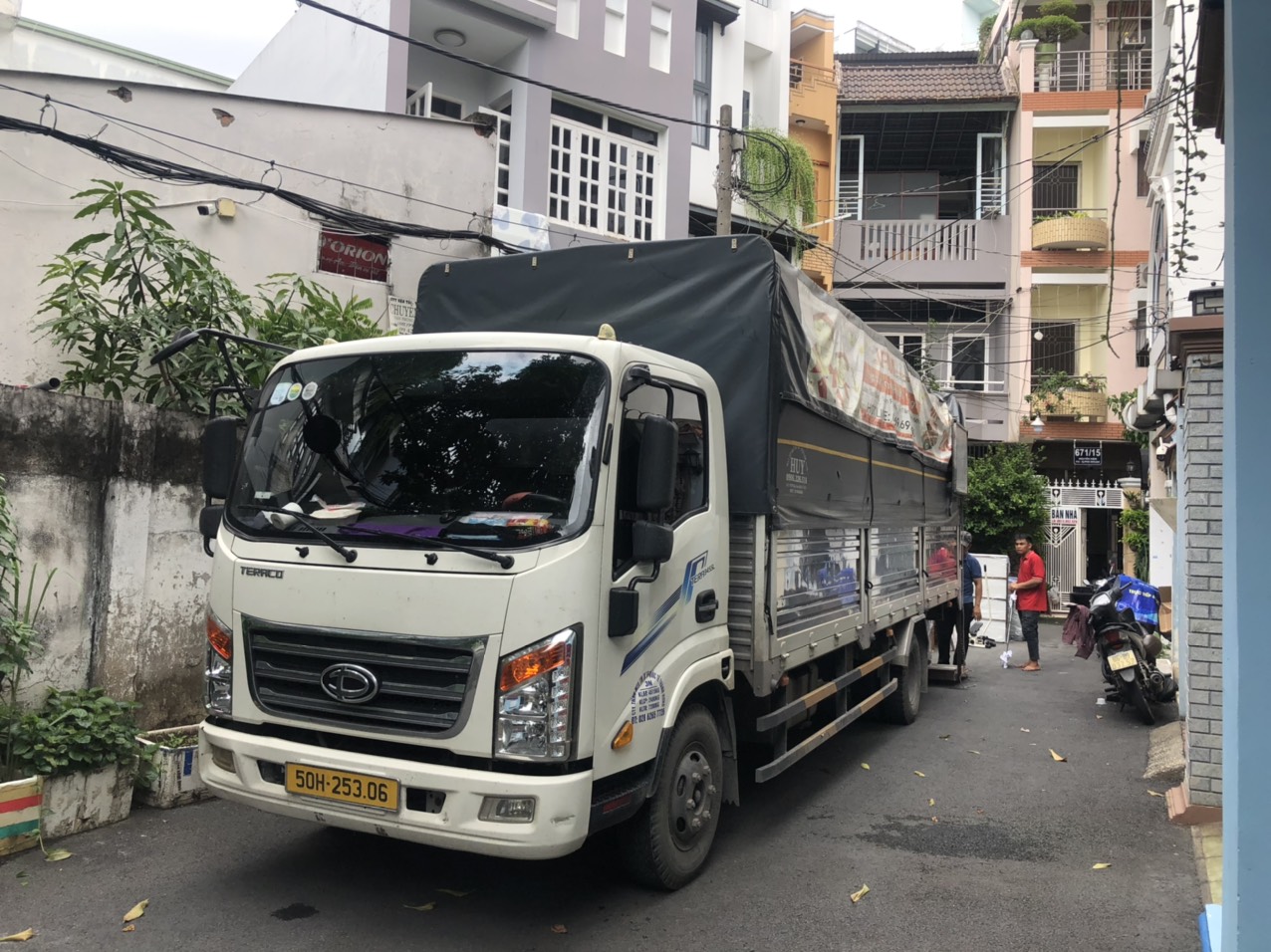 Xe tải của Vận Tải Lefo thực hiện vận chuyển hàng hóa