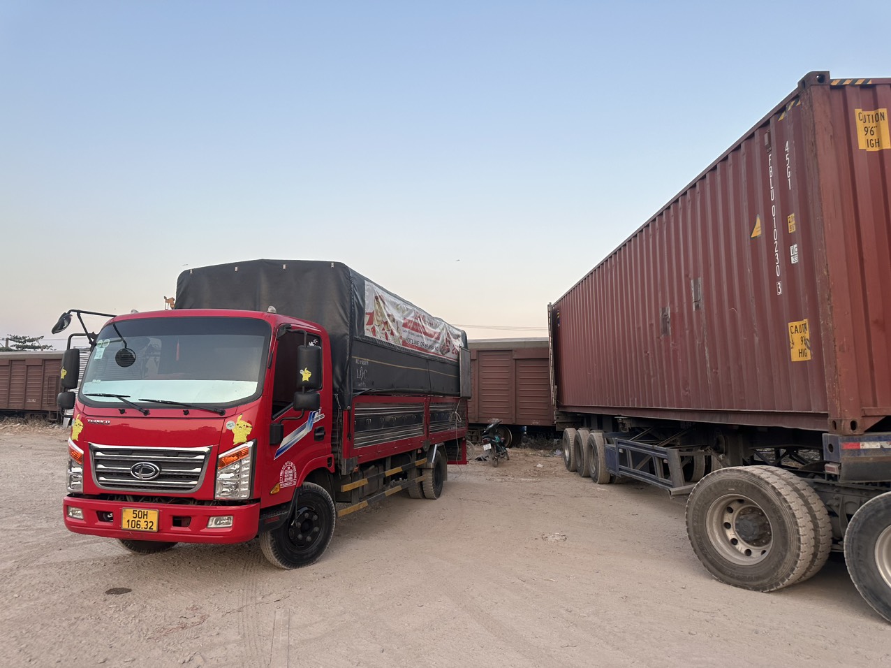 Xe tải vận chuyển hàng hóa số lượng lớn tại khu công nghiệp của Vận Tải Lefo