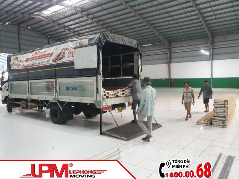 Dùng xe tải có bửng nâng vận chuyển hàng hóa để giảm bớt sức lao động