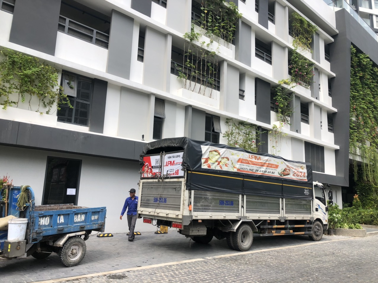 Xe tải của Vận Tải Lefo thực hiện vận chuyển hàng hóa tại khu chung cư