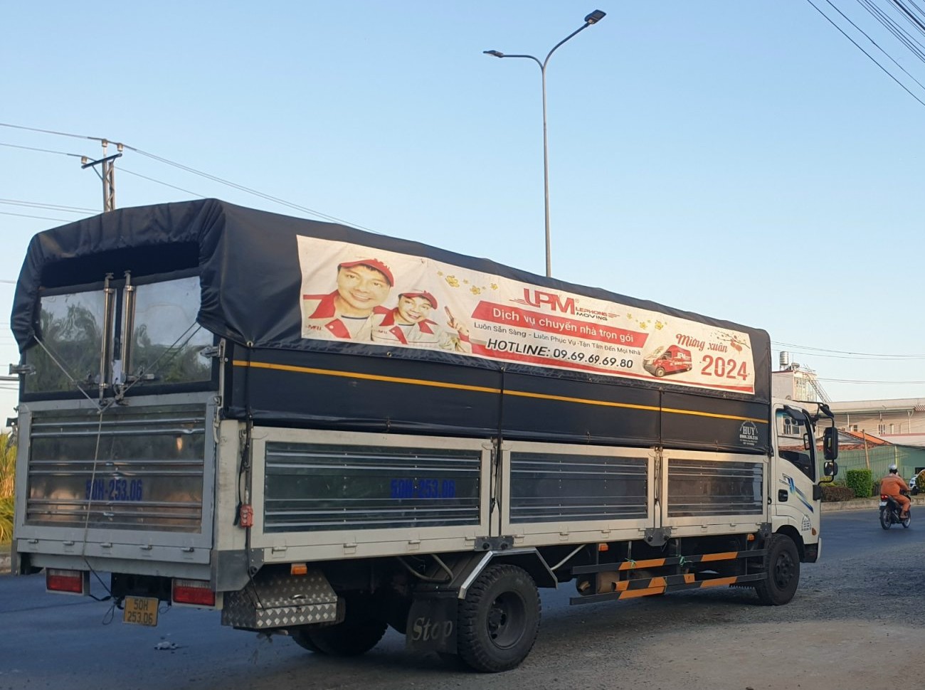 Xe tải thùng mui bạt Vận Tải Lefo thực hiện vận chuyển hàng hóa của khách hàng tại quận 5