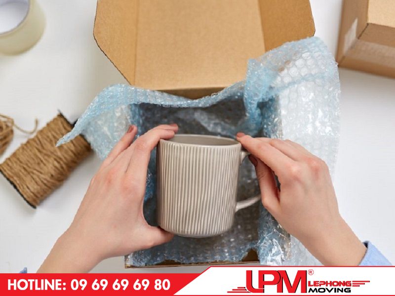 quấn bằng bộc xốp khi đóng gói đồ gốm