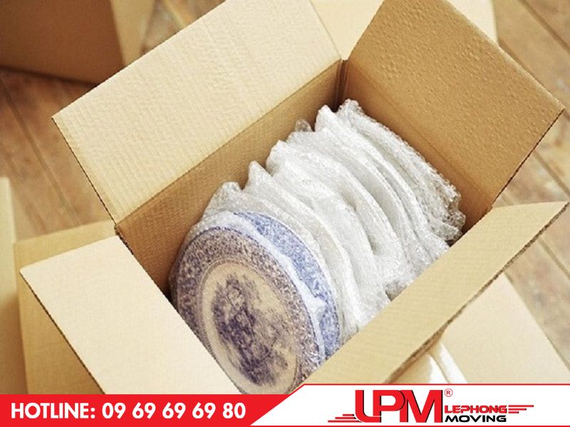 phân loại đồ gốm vào từng thùng carton khác nhau