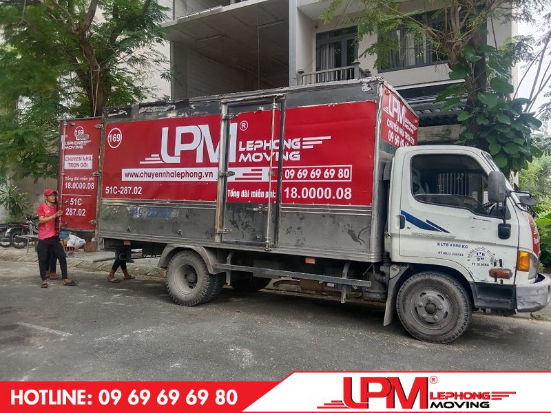 Thuê xe tải 7 tấn chở hàng hóa kèm tài xế thường sẽ đắt hơn so với thuê xe tự lái