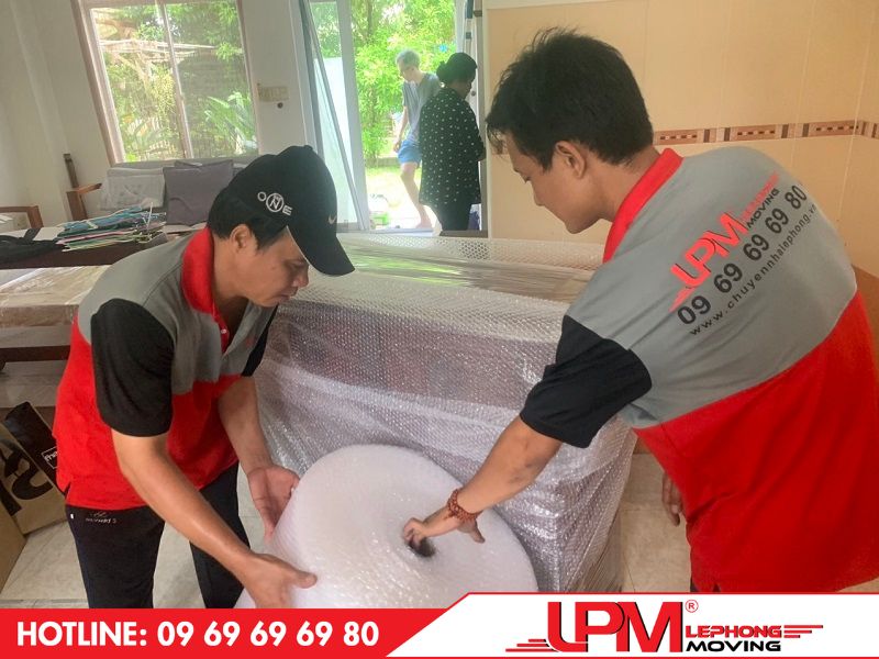 Đóng gói hàng hóa có tác dụng bảo vệ sản phẩm và tạo điều kiện thuận lợi cho việc phân loại, bốc xếp, vận chuyển