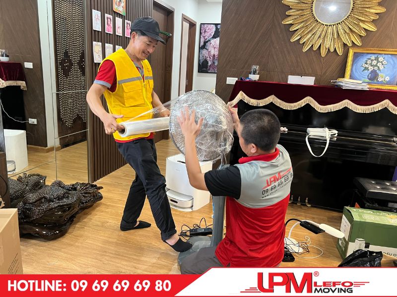 Đội ngũ nhân viên chuyên nghiệp tại LephongMoving giúp vận chuyển hàng gia dụng an toàn