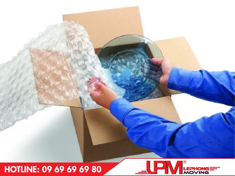 Hàng dễ vỡ cần được đóng gói, bao bọc cẩn thận để đảm bảo an toàn