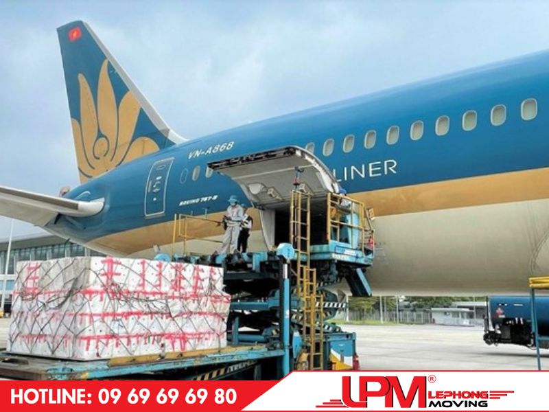 Hàng thông thường được đóng gói cẩn thận và vận chuyển vào các khoang chở hàng chuyên dụng