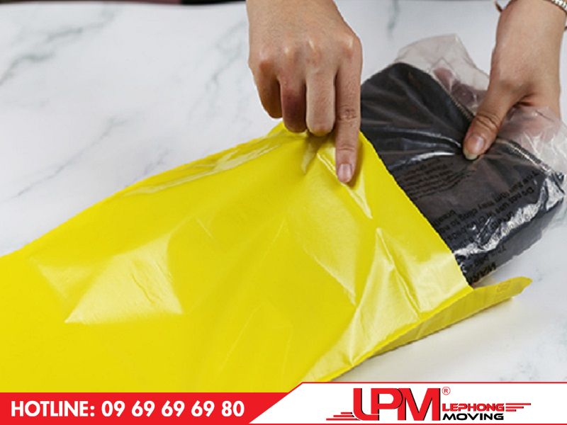 Sử dụng bao bì nilon khi đóng gói quần áo, giày dép