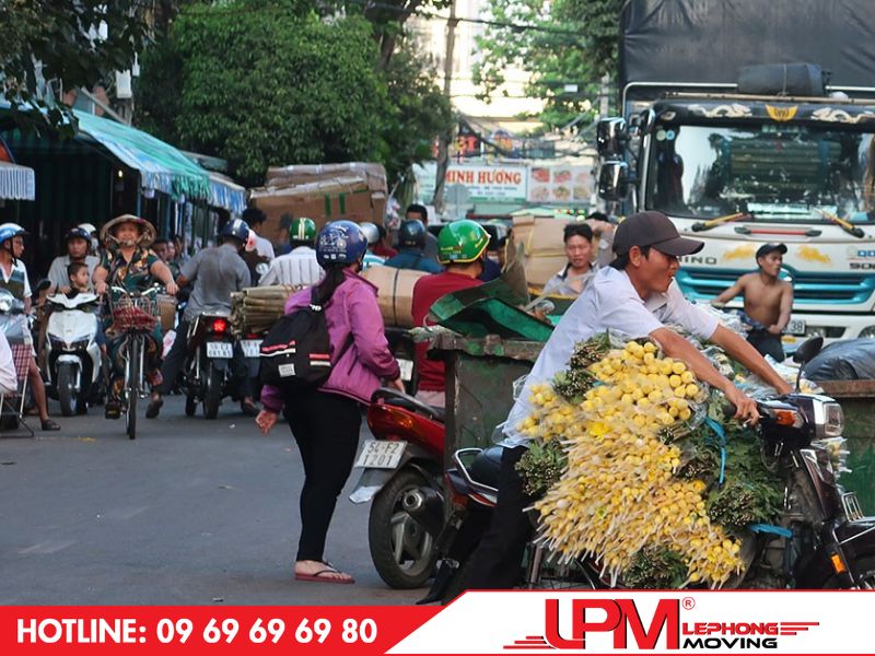 Vận chuyển hoa cảnh dịp tết bằng xe máy