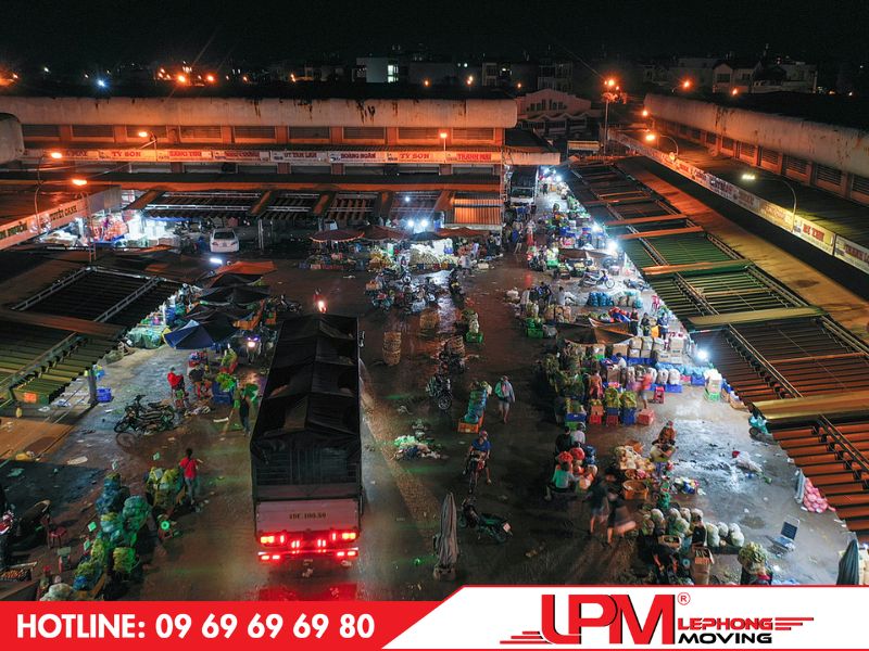 Vận chuyển rau củ đến các chợ đầu mối