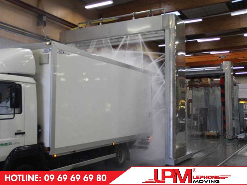 Khung chứa hàng của xe tải cần được vệ sinh sạch sẽ trước khi vận chuyển gạo giúp đảm bảo vệ sinh