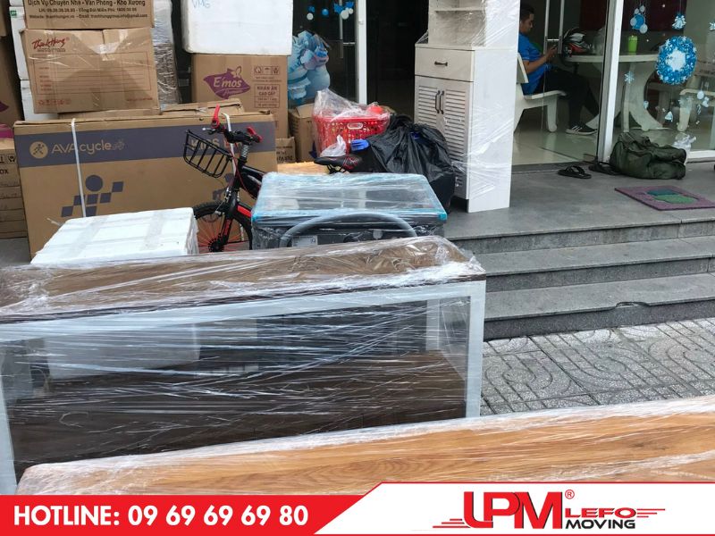 Việc vận chuyển hàng gia dụng rất khó khăn, cần sự giúp đỡ của nhiều người