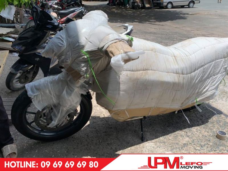 Xe máy khi vận chuyển sẽ được bao bọc, đóng gói cẩn thận tại LephongMoving