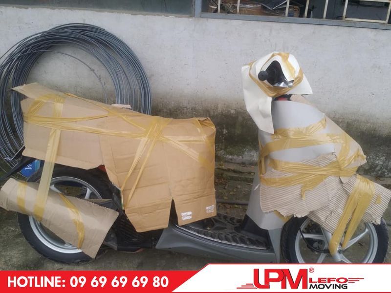 Xe máy được đóng gói gọn gàng cẩn thận trước khi vận chuyển