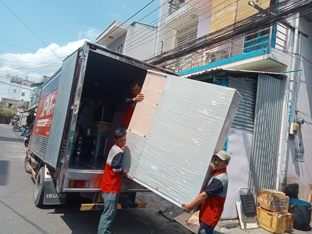 Nhân viên Vận Tải Lefo bốc xếp đồ đạc tài sản giá trị cao của khách hàng xuống xe tải