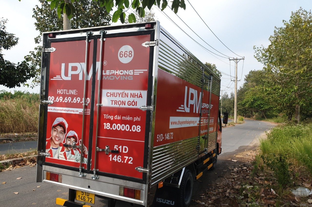 Xe tải thùng kín của Vận Tải Lefo thực hiện vận chuyển hàng hóa tại quận 6