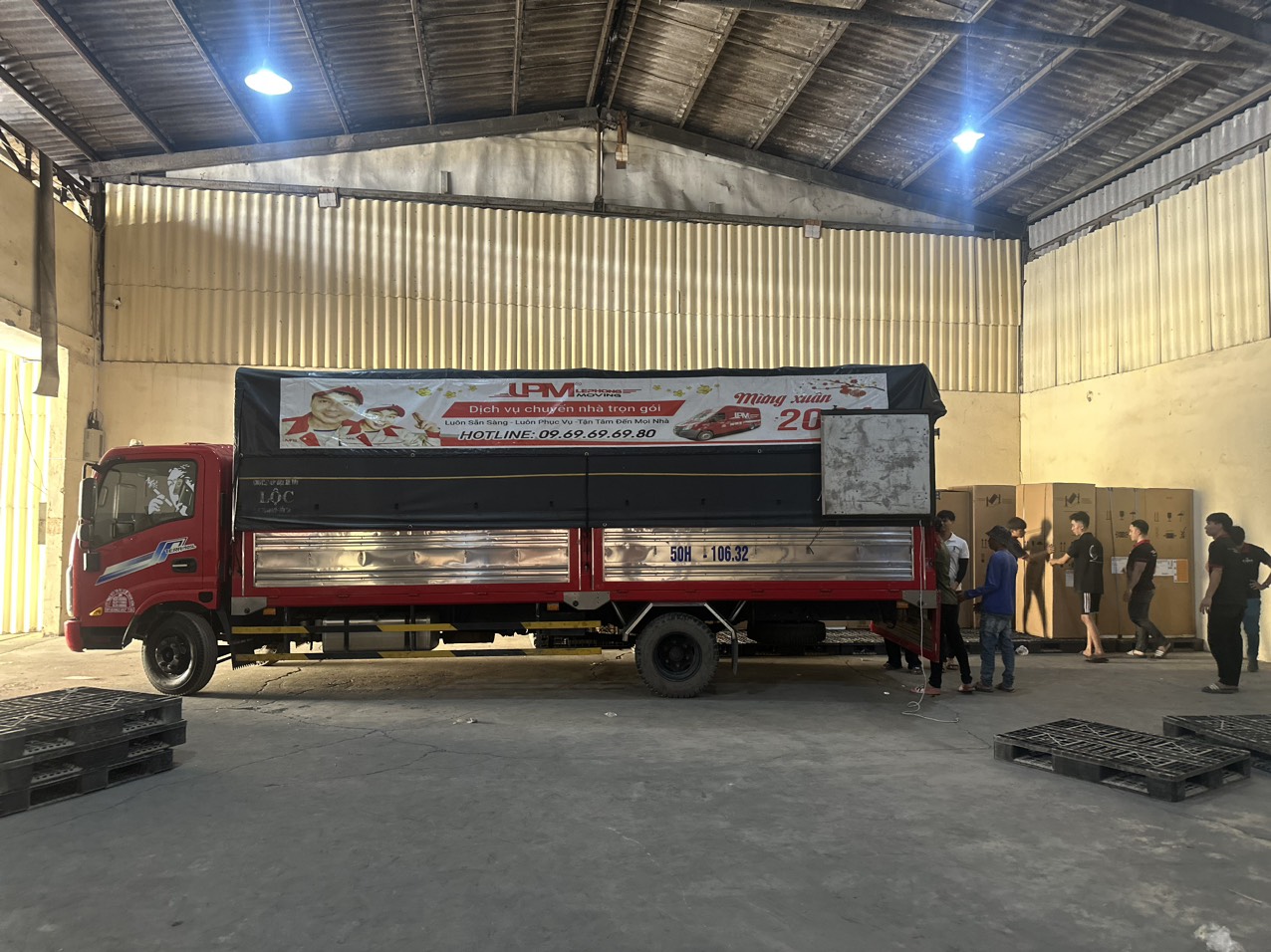 Vận Tải Lefo thực hiện dịch vụ vận chuyển hàng hóa tại kho xưởng của doanh nghiệp